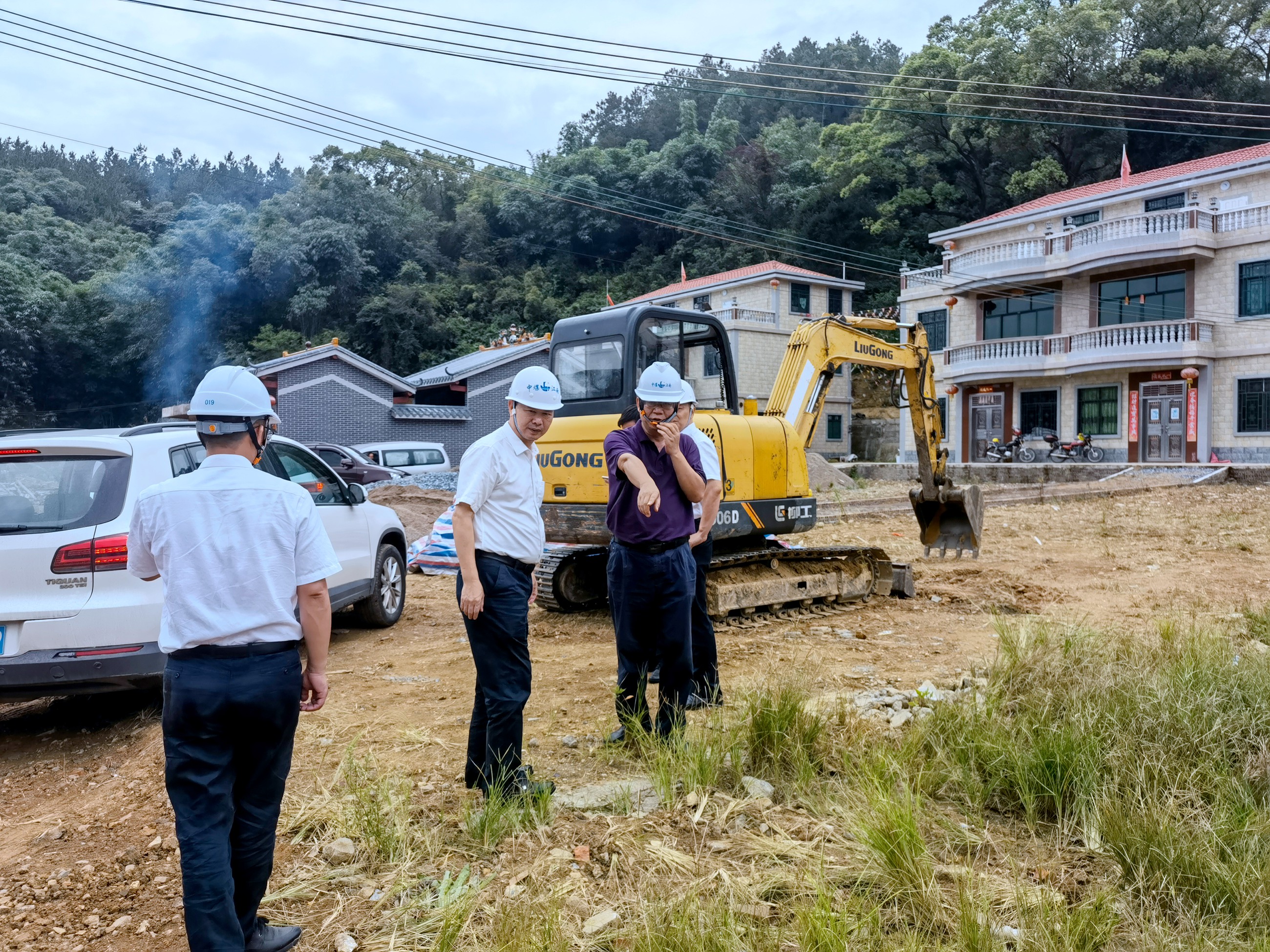 01廖瑞奇到地環(huán)公司美麗鄉(xiāng)村項(xiàng)目調(diào)研慰問.jpg