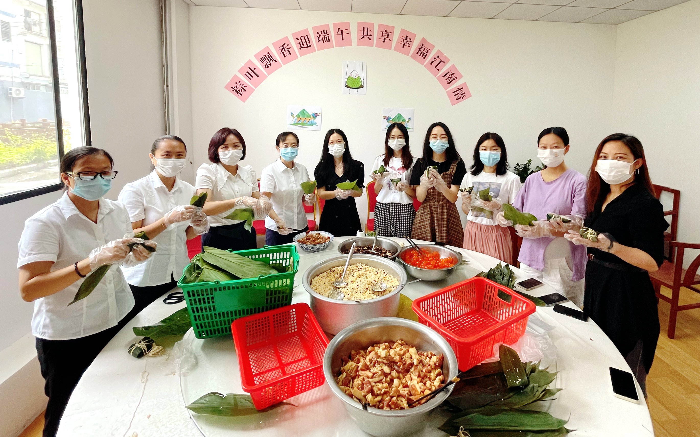 中煤江南駐信息港單位聯合開展包粽子送祝福活動1.jpg