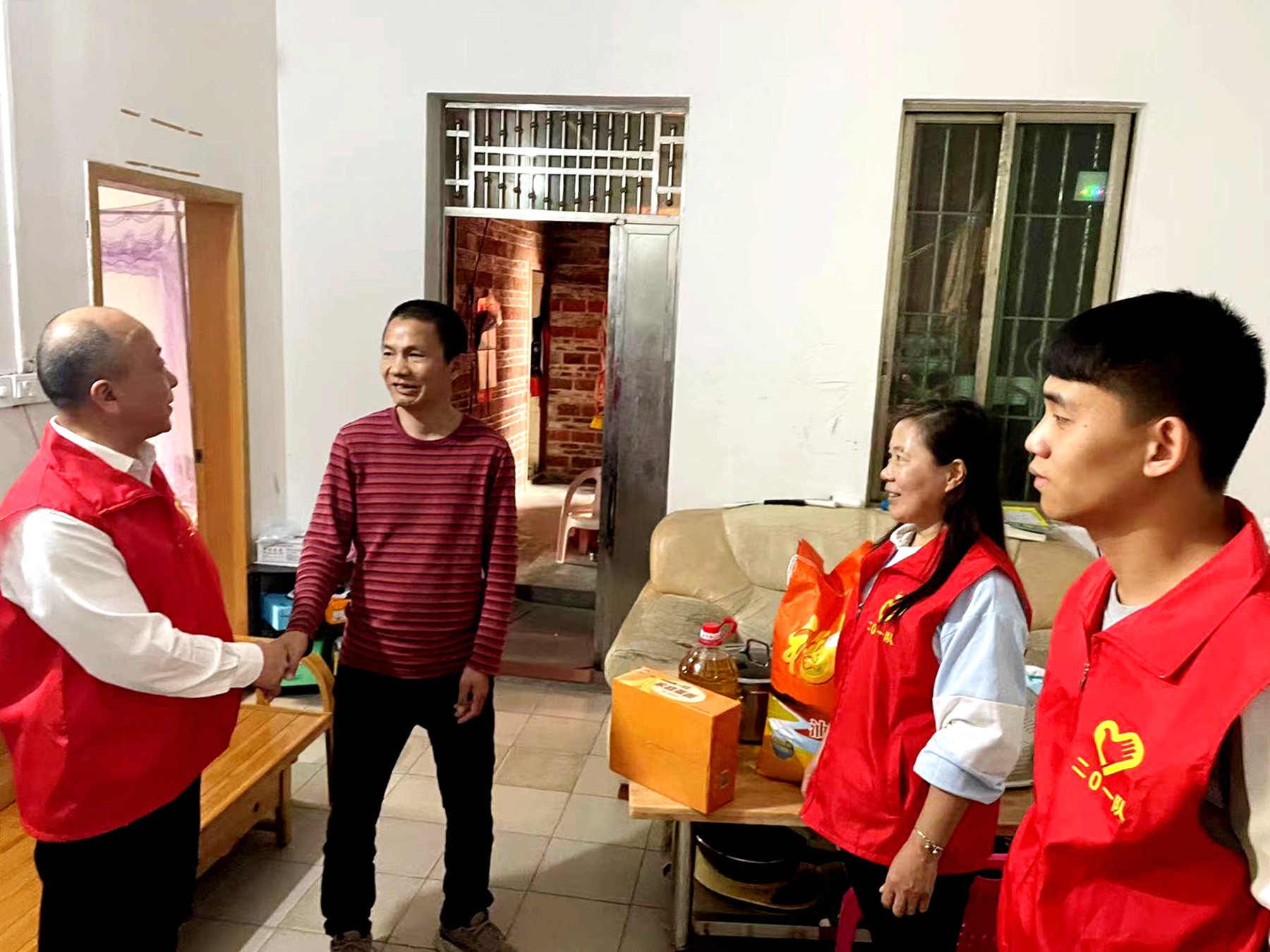 二0一隊(duì)志愿服務(wù)有方向，精準(zhǔn)發(fā)力效果強(qiáng)慰問低保戶1.jpg
