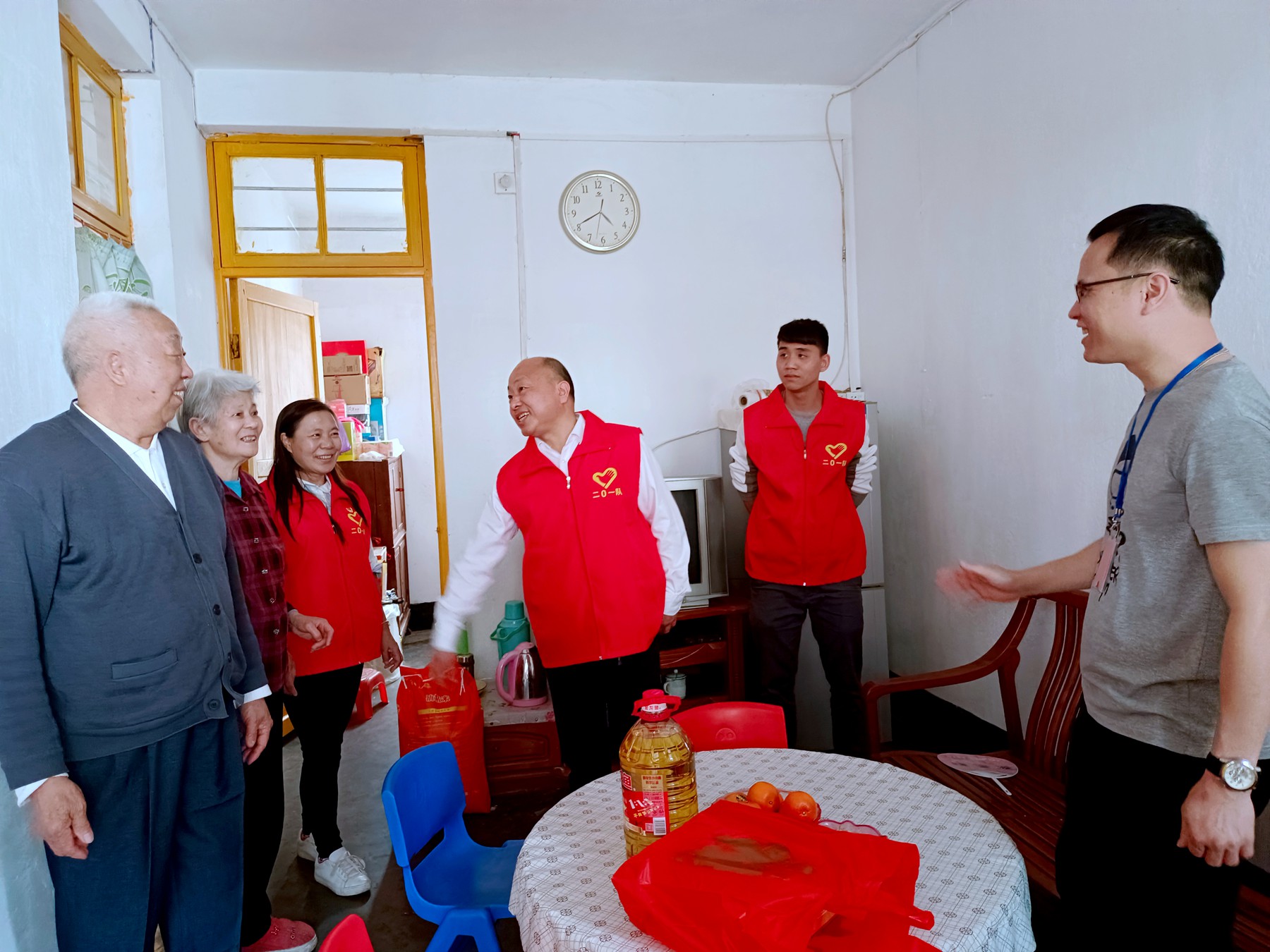 二0一隊(duì)志愿服務(wù)有方向，精準(zhǔn)發(fā)力效果強(qiáng)慰問低保戶.jpg