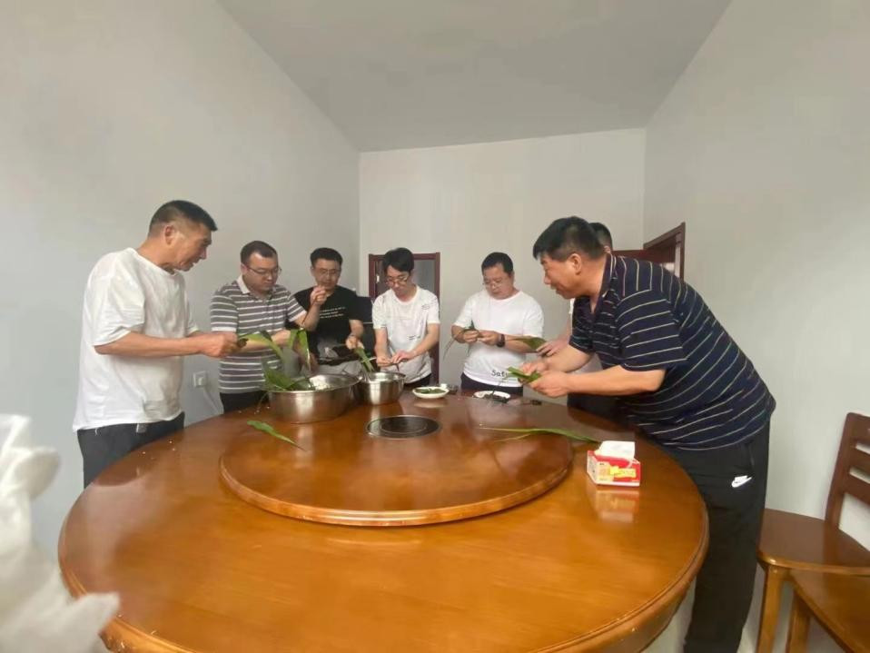圖片5 端午節(jié)包粽子.jpg