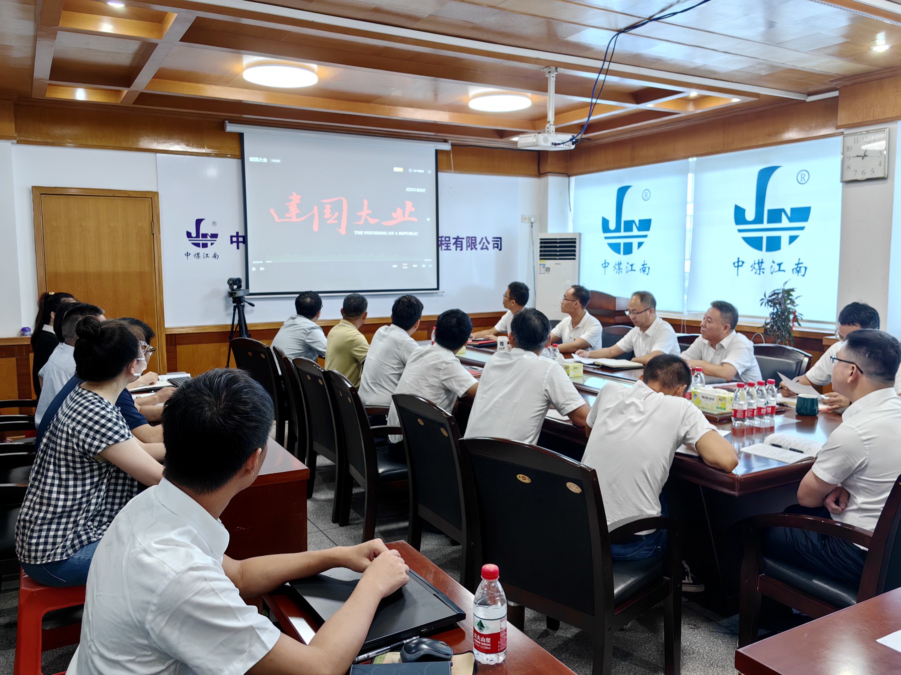 1.1共看紅色經典，重溫崢嶸歲月——佛山分公司組織全體干部職工觀看《建國大業》.jpg