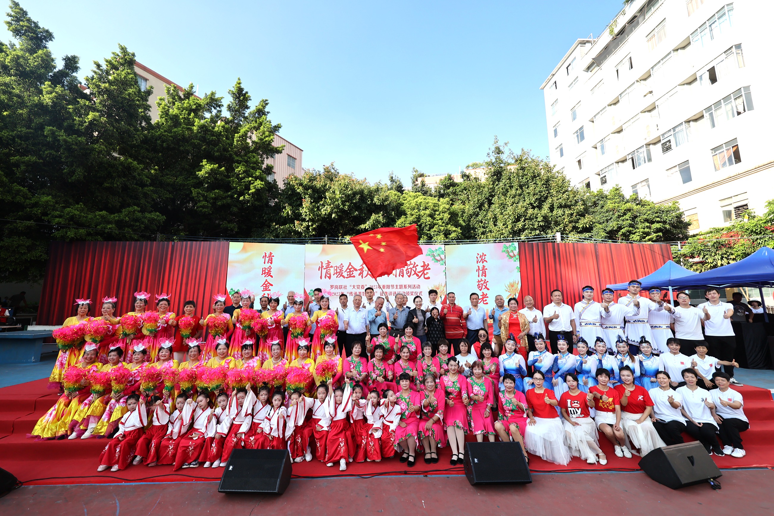 中煤江南市政公司文藝志愿者應(yīng)邀參加駐地社區(qū)“重陽節(jié)”文藝演出活動(dòng)2.JPG