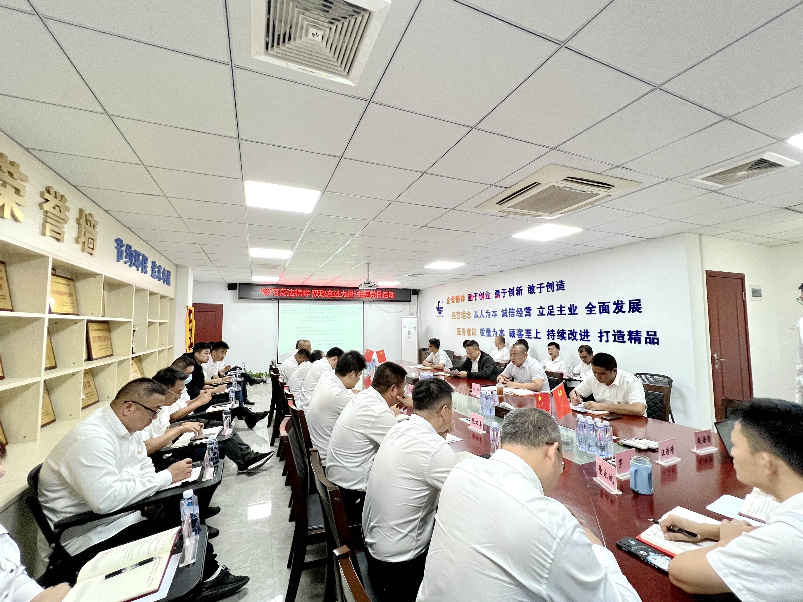 開發區分公司（市政公司）黨支部開展“學習身邊榜樣 汲取奮進力量”主題黨日活動1.jpg
