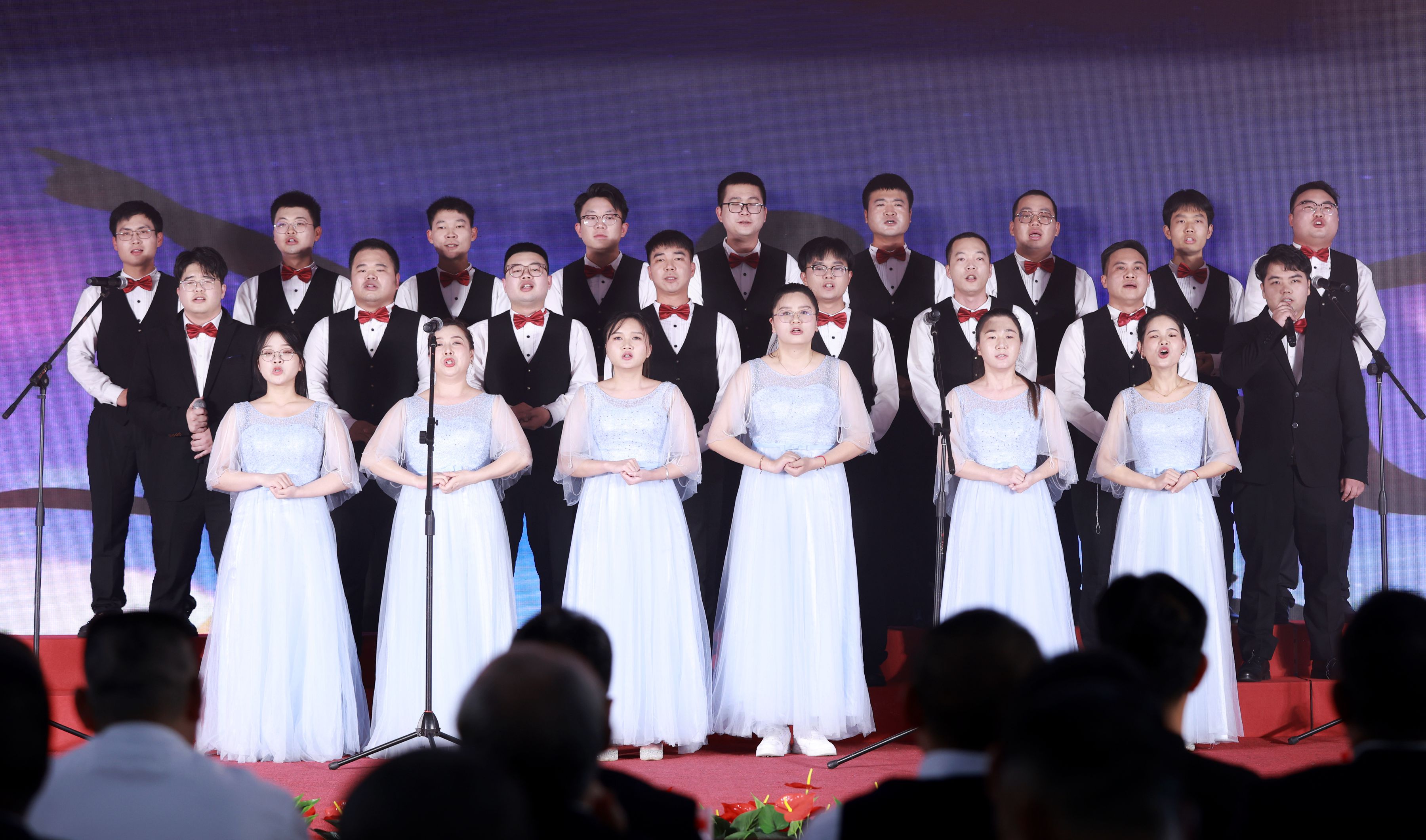 2.3.深圳分公司合唱《超越夢想》.jpg