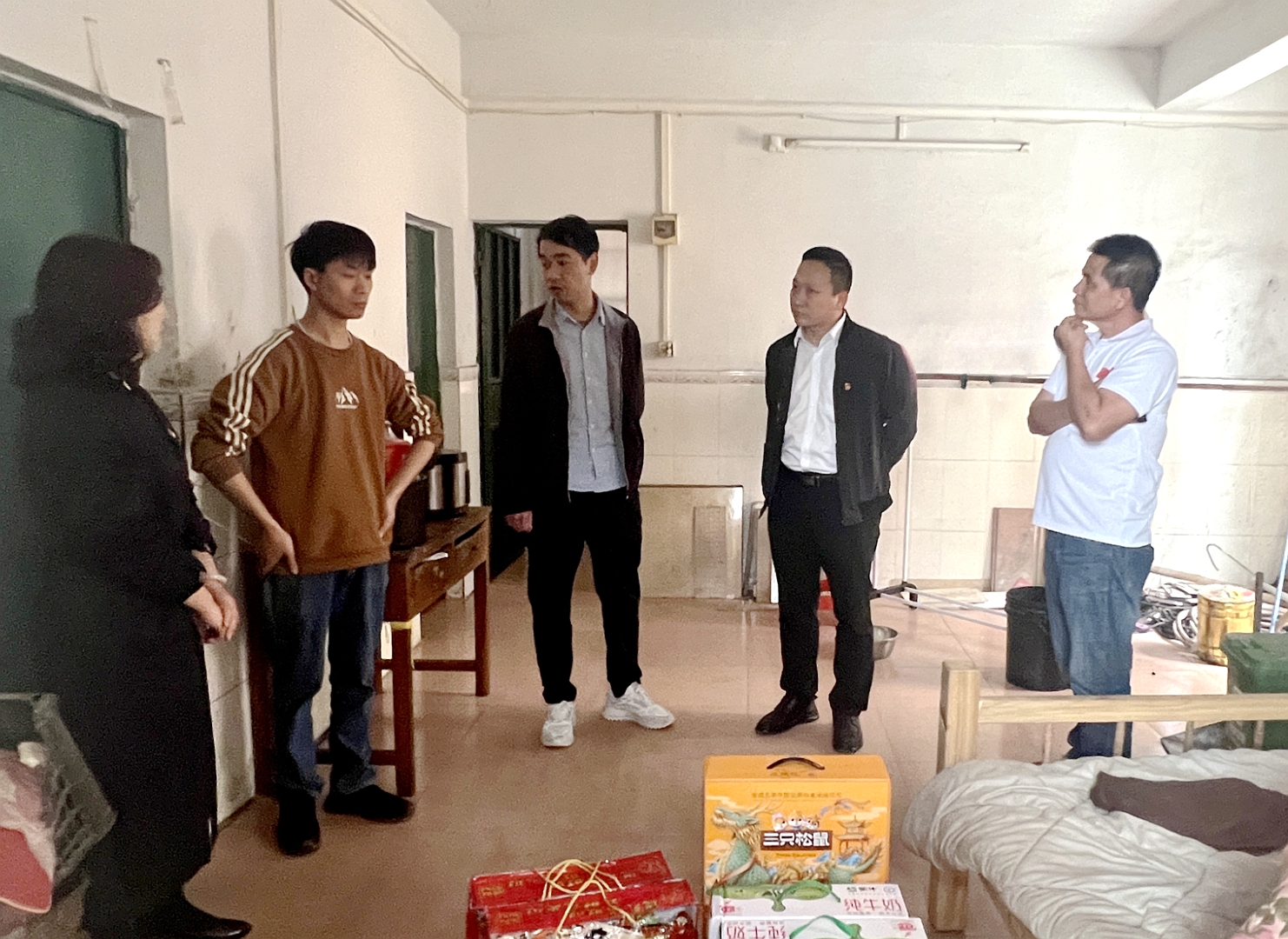 開發區分公司開展“學雷鋒、送溫暖、獻愛心”走訪慰問活動.jpg