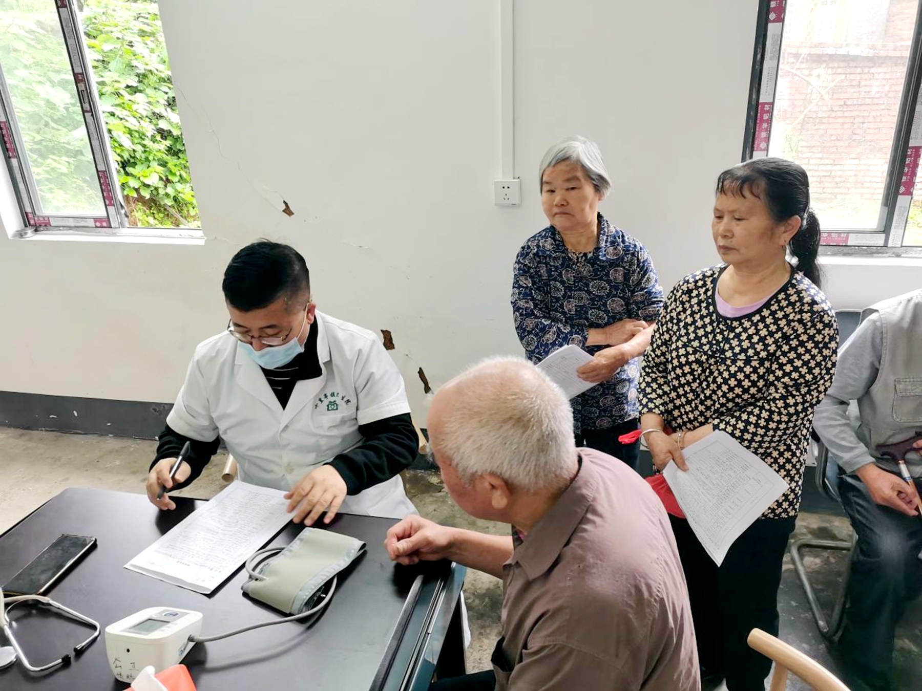 二〇二隊韶關(guān)基地中心黨支部開展“尊老、敬老、愛老”主題活動2.jpg
