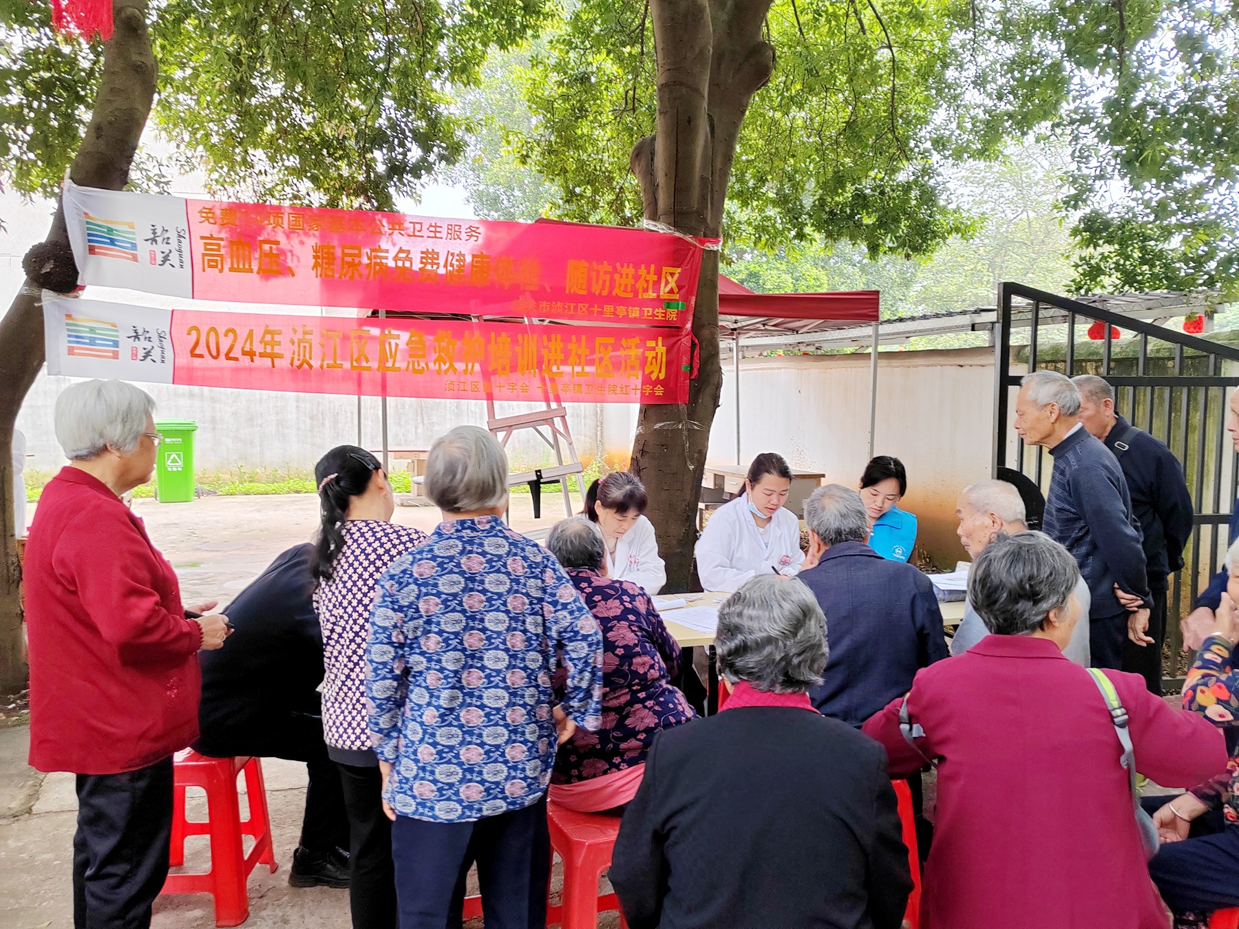 二〇二隊韶關(guān)基地中心黨支部開展“尊老、敬老、愛老”主題活動1.jpg