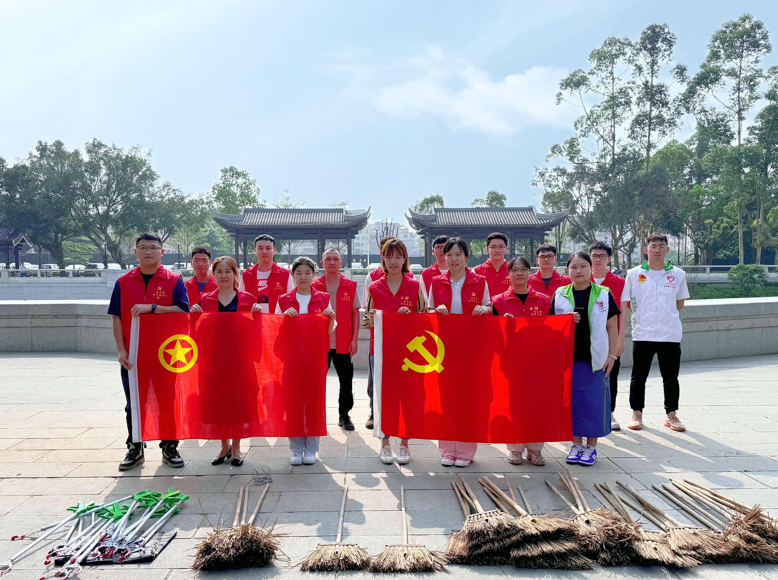 開發區分公司（市政公司）團支部組織開展“守護碧水長流，共筑綠美白云”志愿服務活動1.jpg