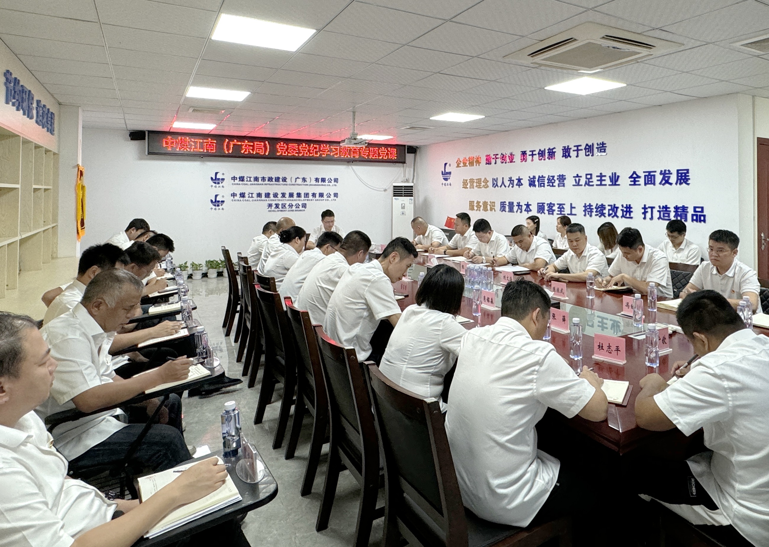 夏闖到基層聯系單位講授黨紀學習教育專題黨課并開展工作指導2.jpg