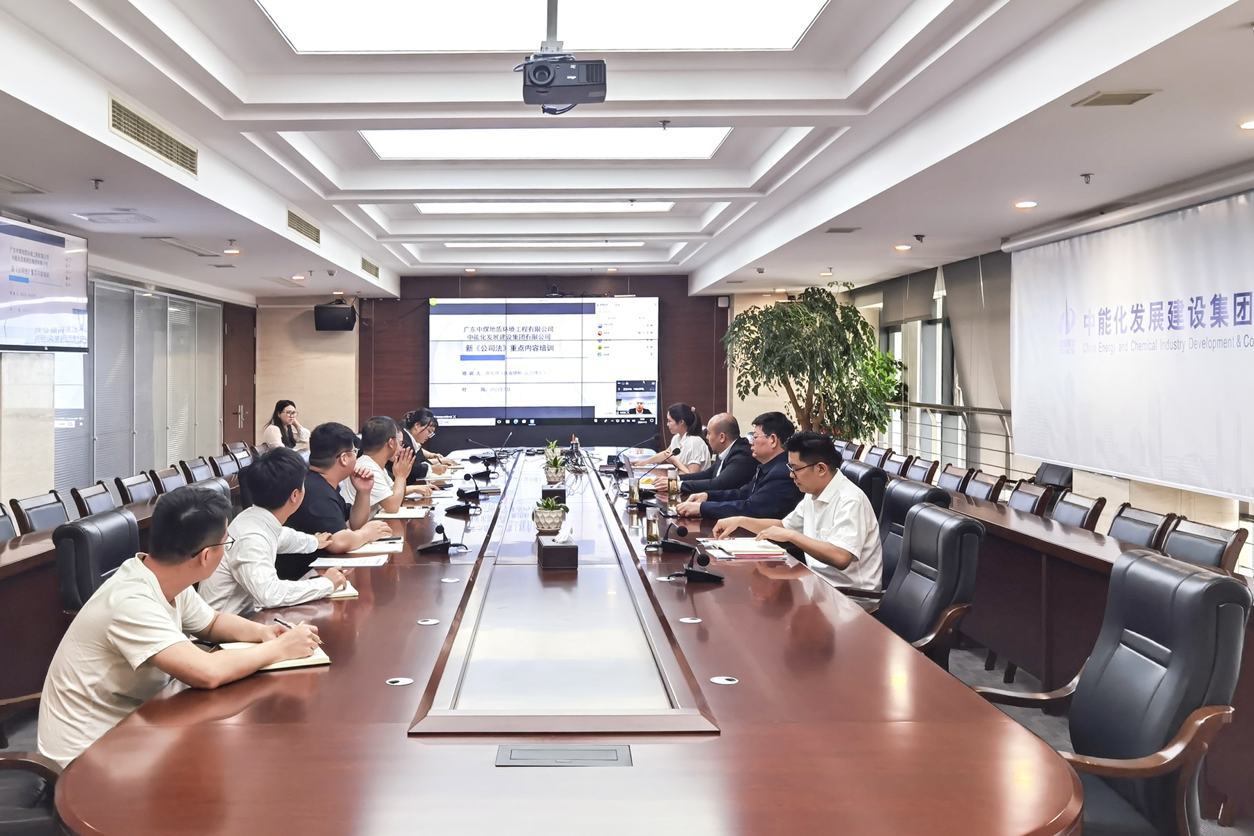圖片1：近日，地環公司組織開展新《公司法》專題培訓。圖為法學專家在中能化發展會場作新《公司法》專題輔導解讀.jpg