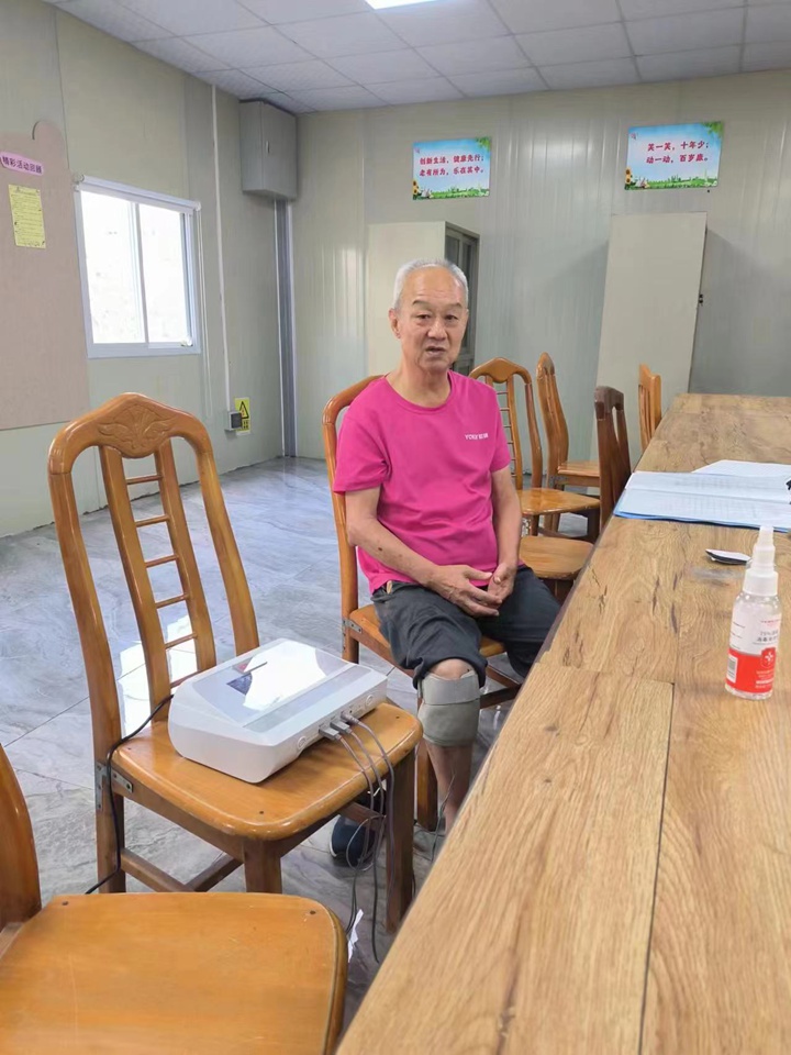 機關事務管理中心黨支部開展“關愛長者，關注健康”中醫理療義診活動4.jpg