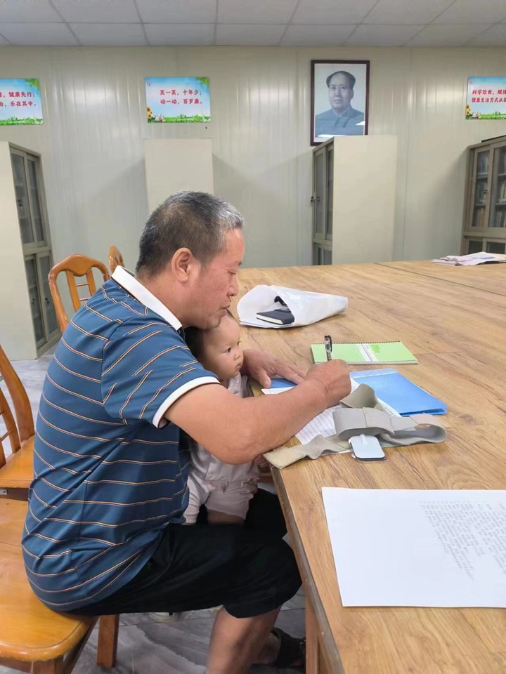 機關事務管理中心黨支部開展“關愛長者，關注健康”中醫理療義診活動3.jpg