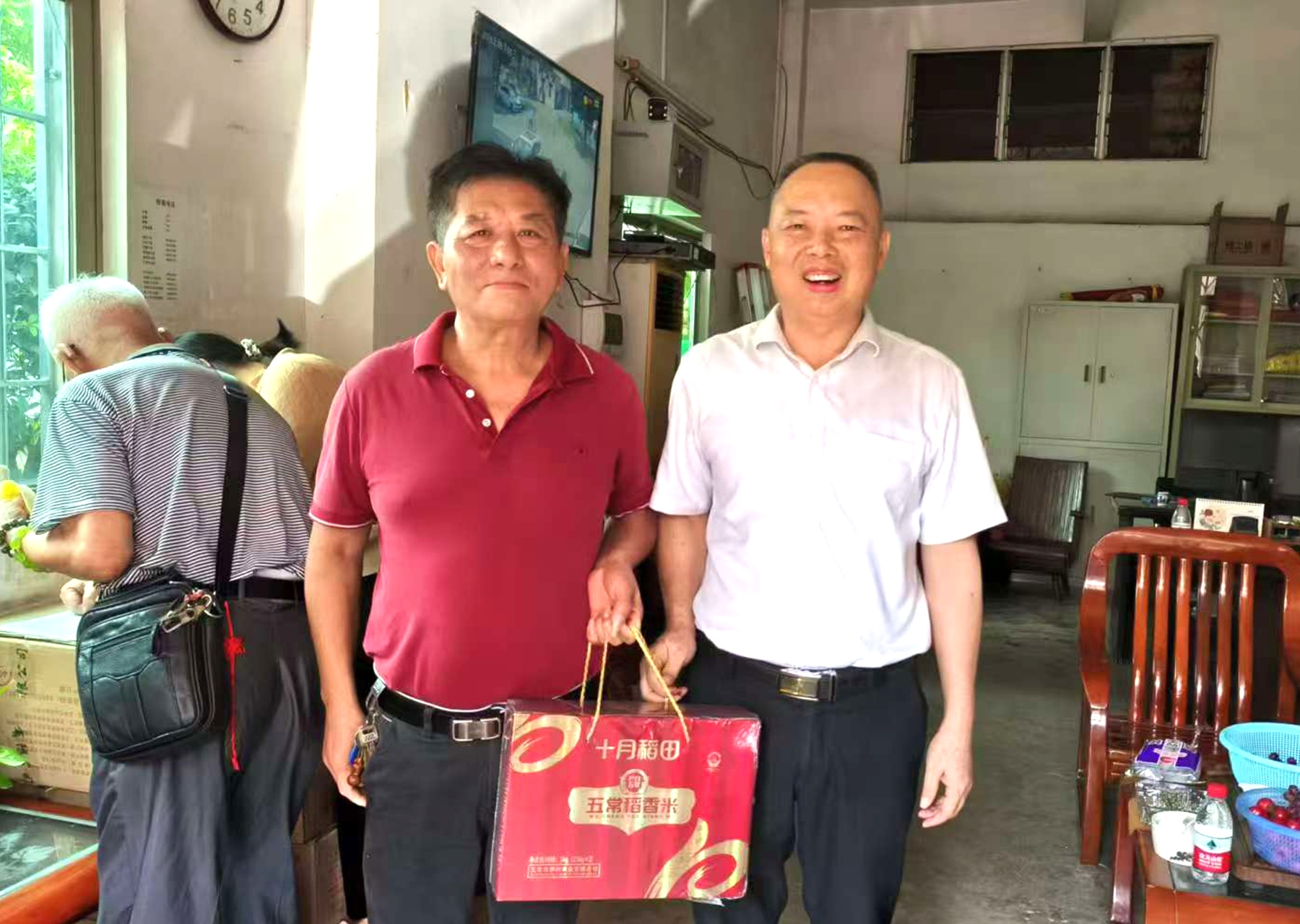 機(jī)關(guān)事務(wù)管理中心黨支部慰問(wèn)離退休退役軍人3.jpg