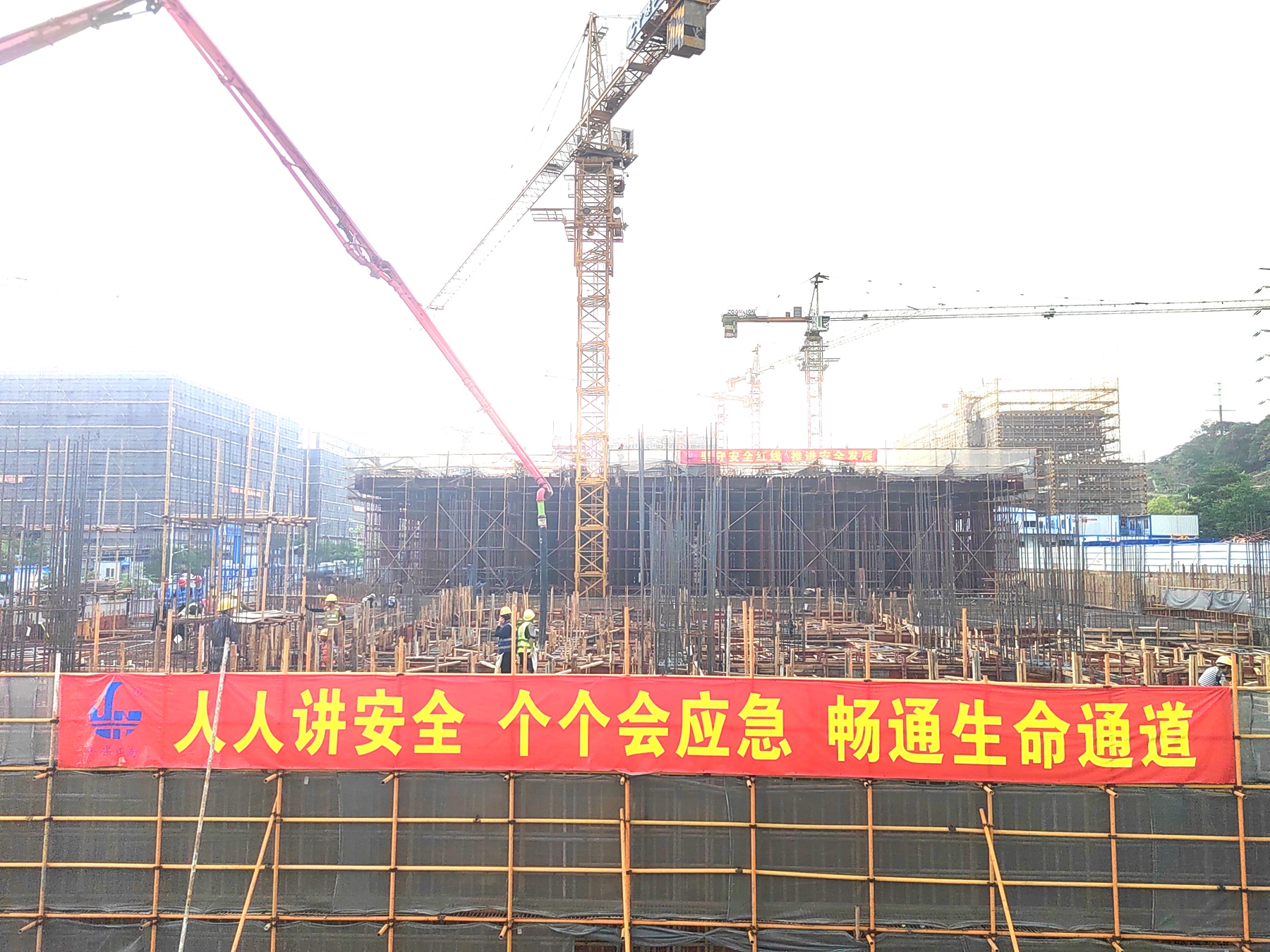 海葳特產業基地項目提前完成地下室封頂1.jpg