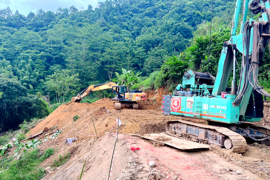 圖片3：高州市地質災害工程治理項目現場交通不便，項目部“逢山開路”搶修施工便道，確保大型機械順利進場.jpg