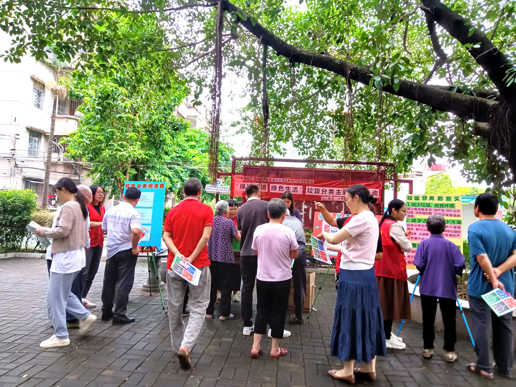 二0一隊(duì)黨委開展“保護(hù)環(huán)境·綠色生活”垃圾分類主題宣傳活動(dòng).jpg