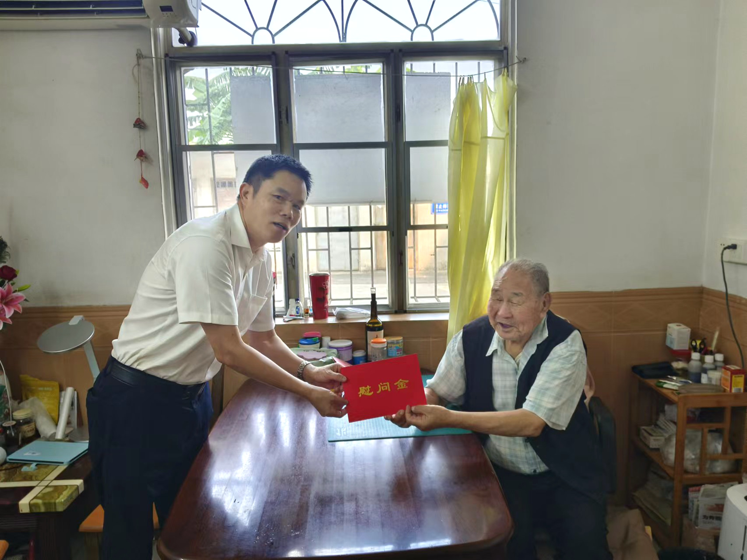 03.劉局慰問3.jpg