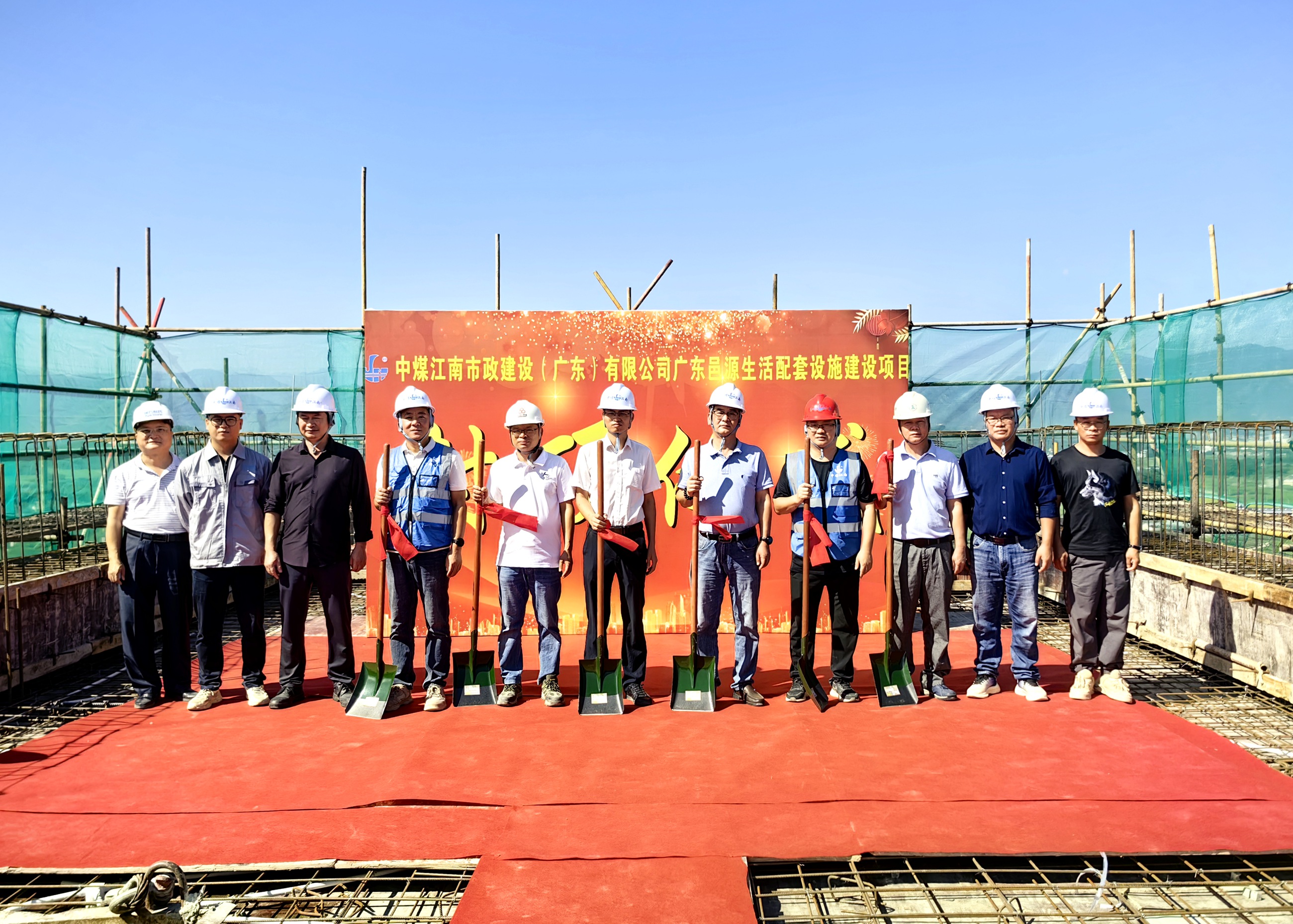 中煤江南市政公司韶關邑源項目主體結構順利封頂1.jpg