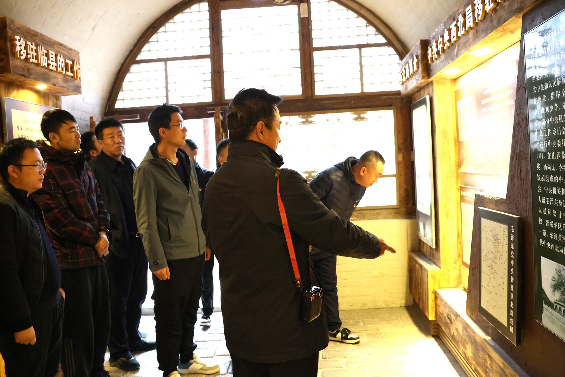 神府區(qū)塊新能源鉆井項目部臨時黨支部開展聯(lián)學(xué)聯(lián)建主題活動2.JPG