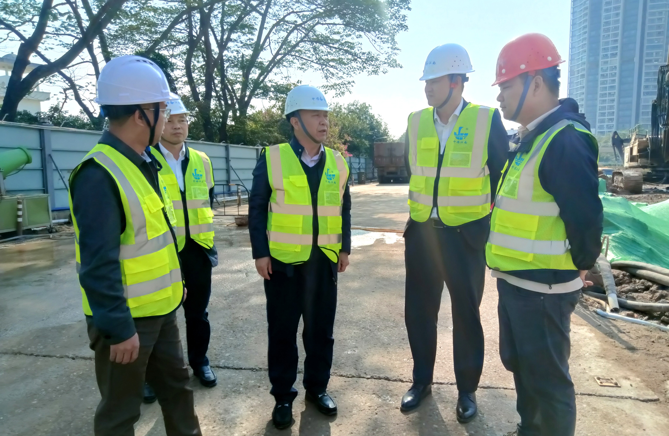 中煤江南（廣東局）領導帶隊深入基層開展平安一季度安全生產檢查并慰問項目一線員工9.jpg