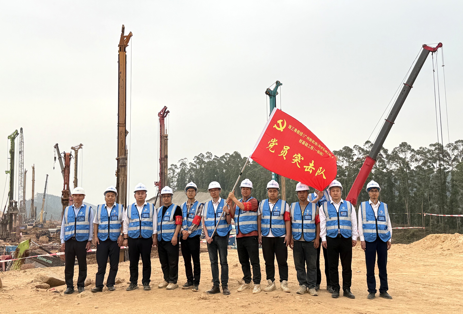 花都分公司黨支部、開發區分公司黨支部聯合舉行項目“黨員突擊隊”授旗儀式.jpg