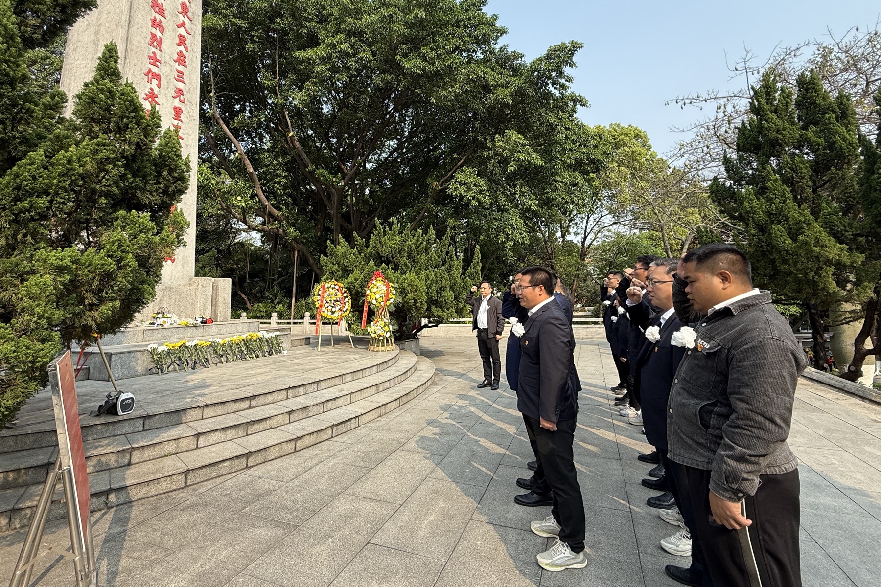 開發(fā)區(qū)分公司（市政公司）黨支部開展“祭英烈 強(qiáng)黨性 建新功”主題黨日活動(dòng)重溫入黨誓詞.jpg
